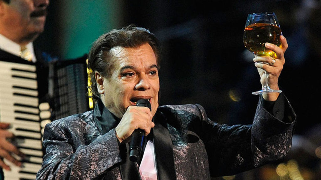 12 canciones de Juan Gabriel que DEBES escuchar