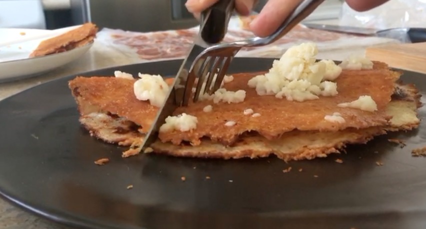 Crepa crujiente con chicharrón de queso y jamón serrano