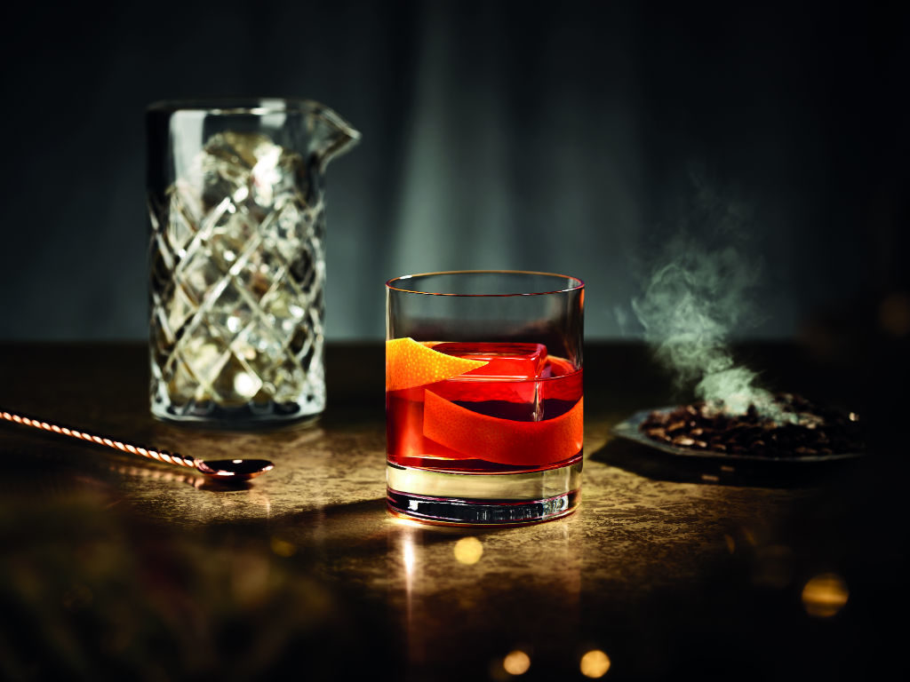 The Legend of Red Hand: Un cortometraje inspirado en la pasión por la mixología