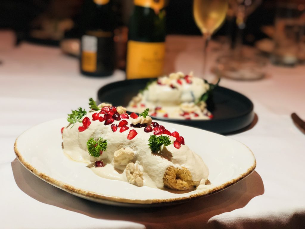 ¿Capeado o sin capear? En el Festival de Chiles en Nogada de Aitana se termina el delicioso dilema