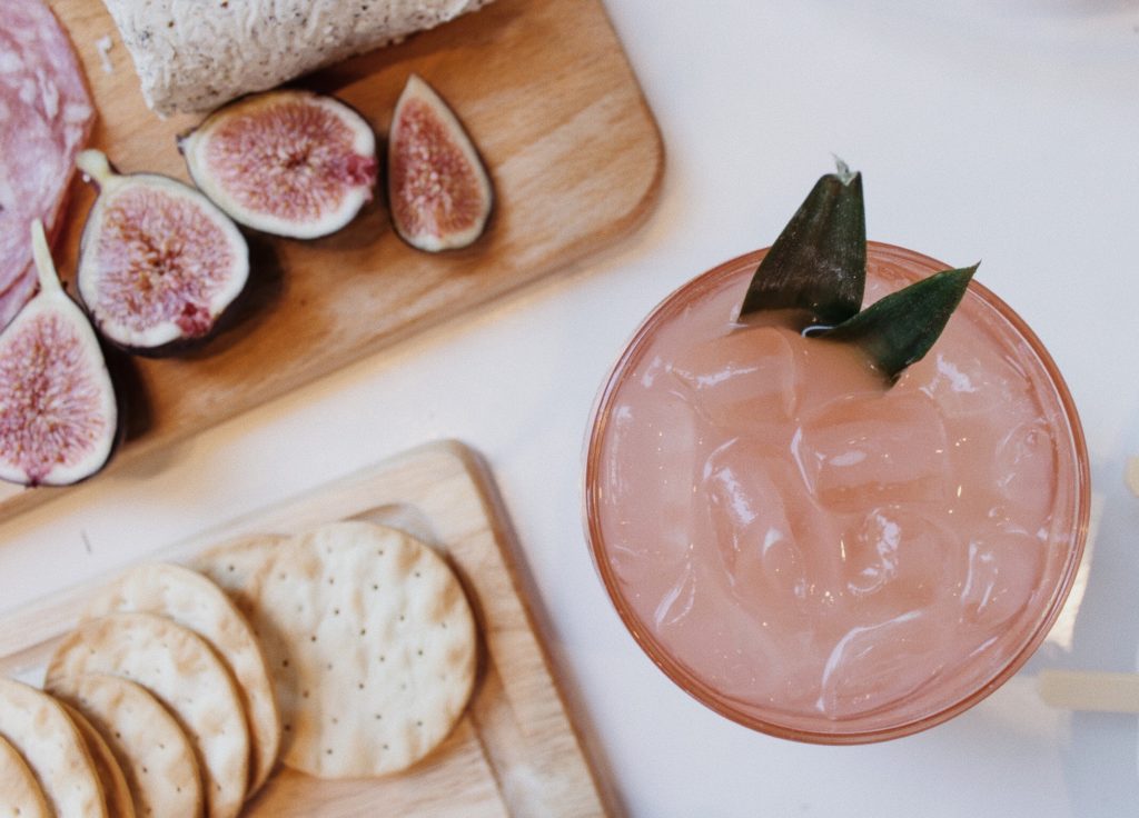 4 recetas de cócteles con vino rosado para una tarde de amigas