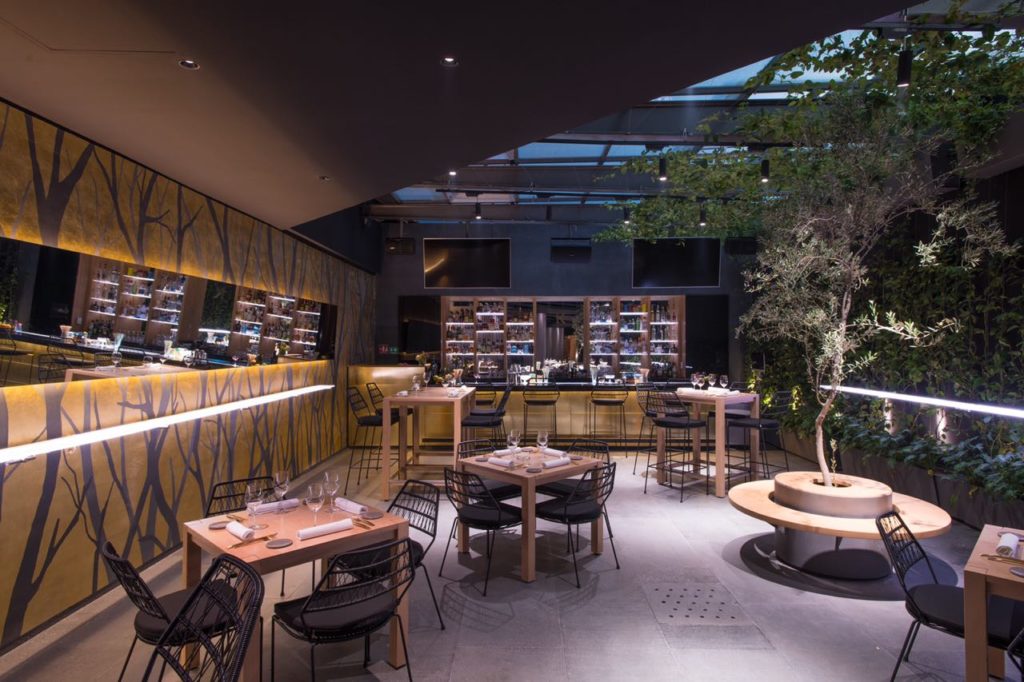 Ko Ma: La historia de amor entre un restaurante de manteles largos y un bar