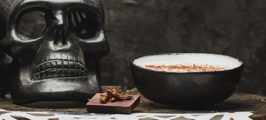 Te compartimos la receta del cóctel «Muertos Vivientes» (ideal para tus fiestas de disfraces)