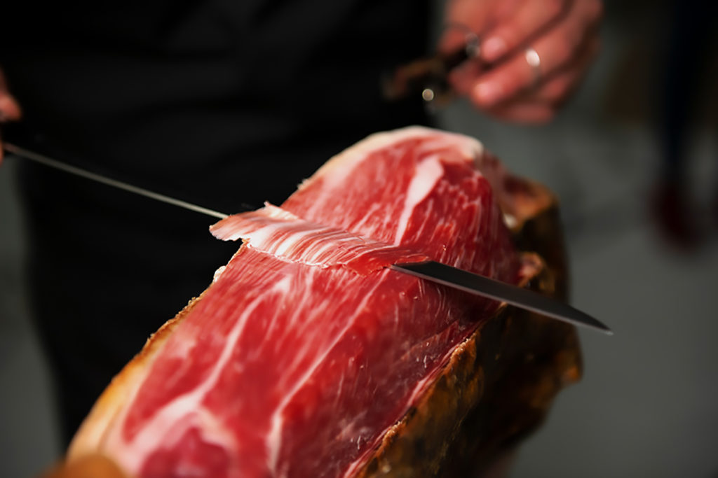 Cómo cortar Jamón Ibérico de la forma correcta en 7 pasos