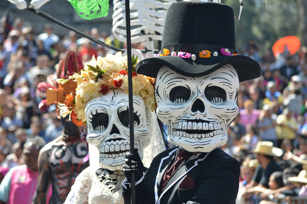 TIPS PARA VER EL DESFILE DEL DÍA DE MUERTOS 2018 (SIN MORIR APLASTADO EN EL INTENTO)