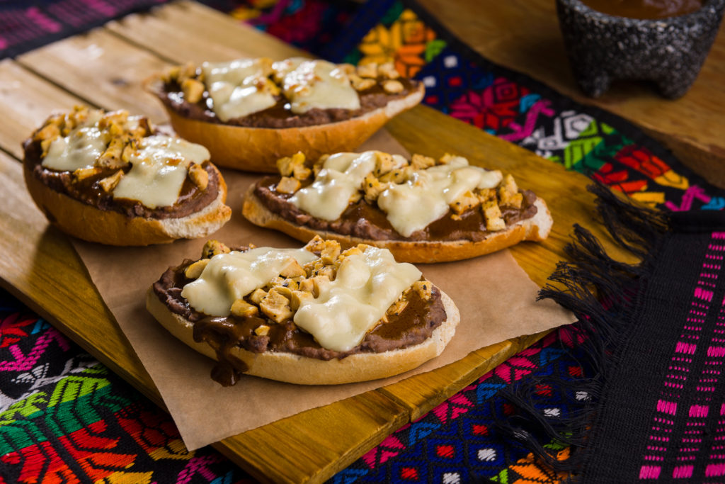 ¿Antojo de mole? Te compartimos tres recetas poco usuales para deleitarte con este platillo típico