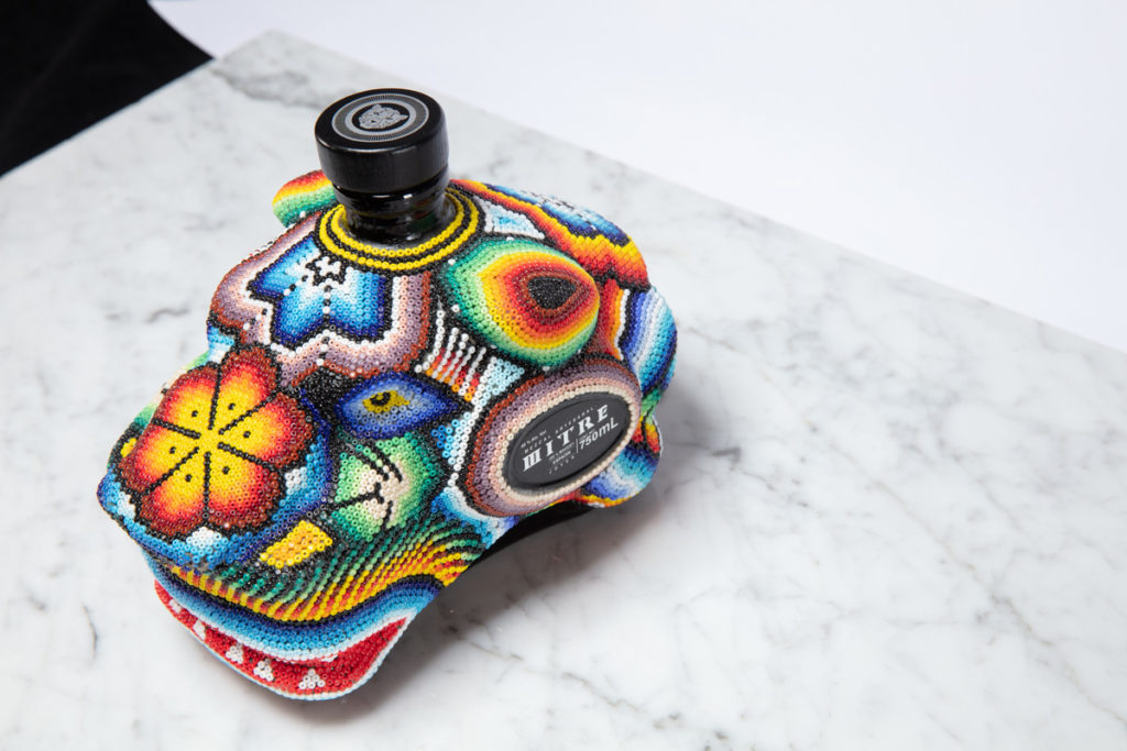 Mitre: El mezcal artesanal que descansa dentro de una espectacular cabeza de jaguar