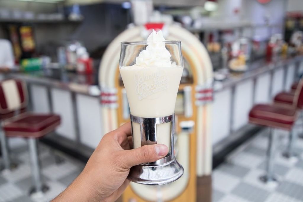 5 diners ‘retro’ que tienes que conocer en la CDMX (flotantes, malteadas, rockolas y más)