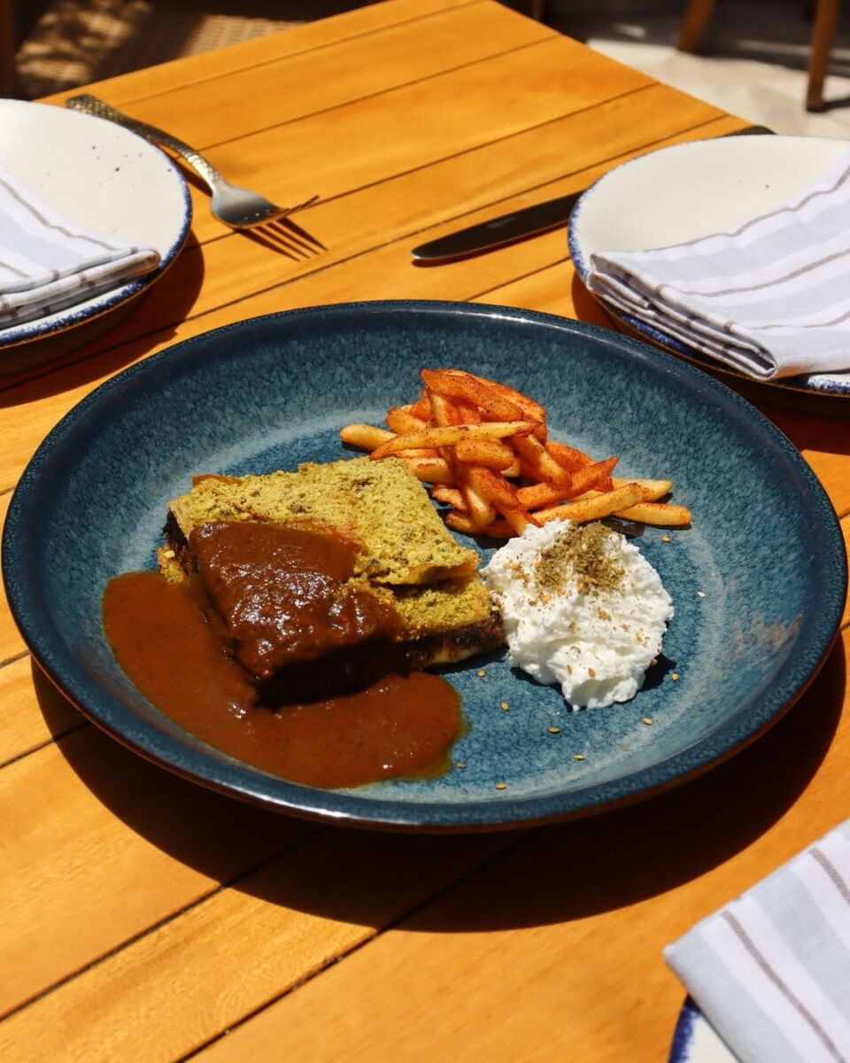 Vista del baklava de short rib del restaurante griego Ennea