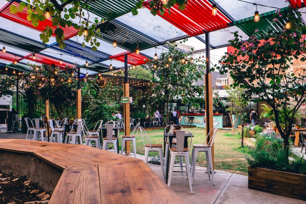 10 restaurantes con jardines ocultos (y súper lindos) para comer rico y chocar copas en la CDMX