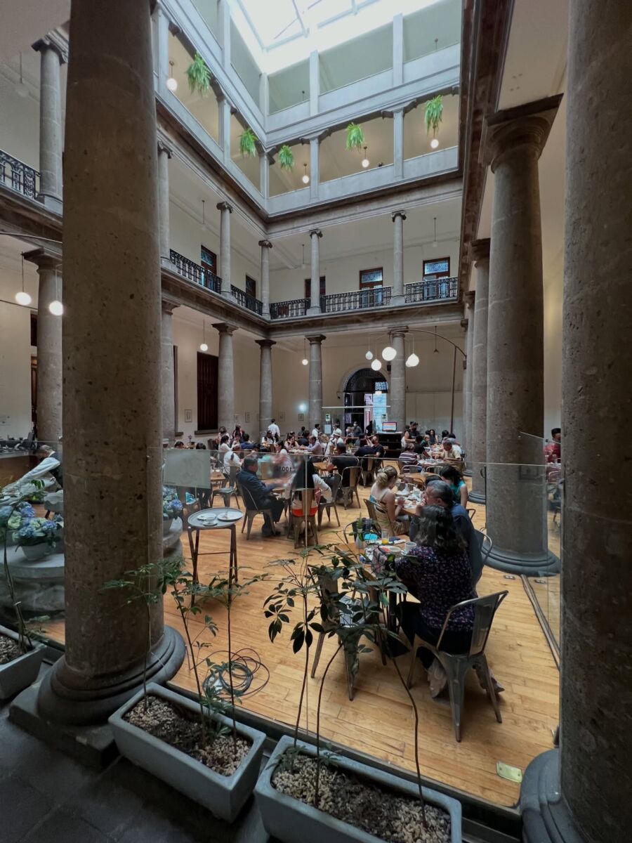 Patio central de restaurante en el centro histórico de la CDMX