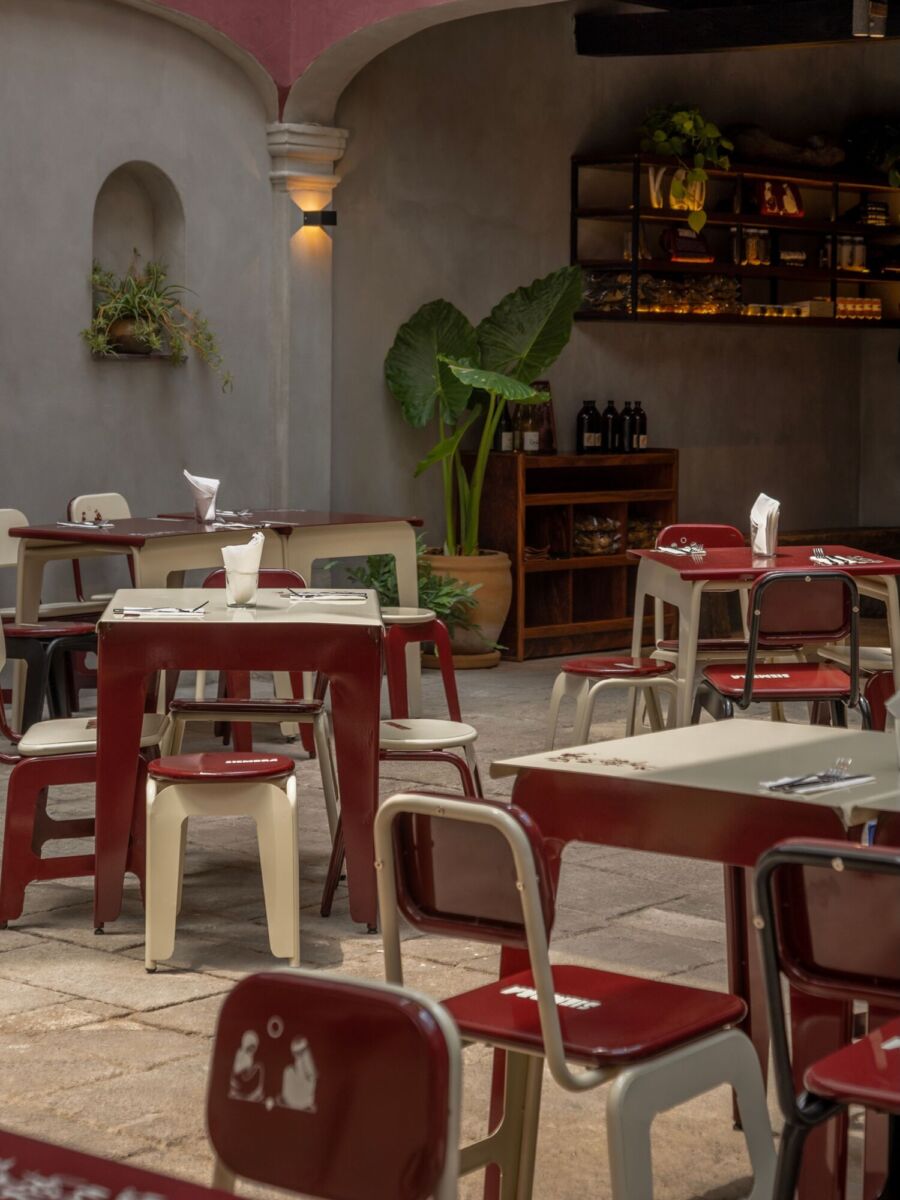 Patio con mesas rojas para comer tacos en San Miguel Chapultepec