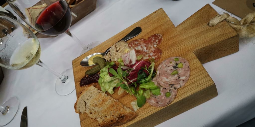 grandes-viñedos-francia-maridaje-sophie-avernin-vino-blanco-tinto-copas-tabla-carnes-frias-comida-francesa