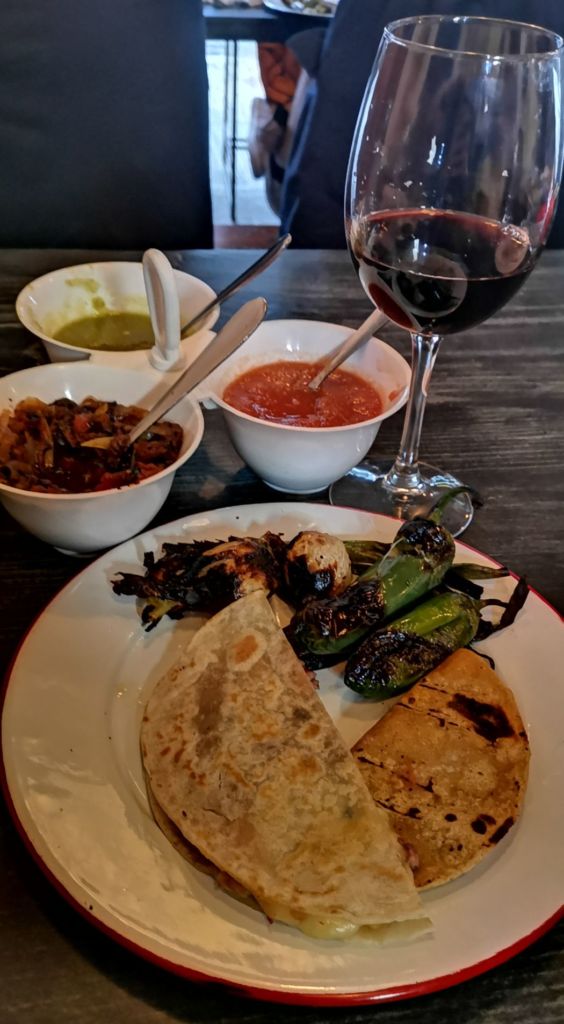 tacos-don-vergas-quesadilla-queso-carne-asada-maridaje-vino-cerveza-sophie-avernin