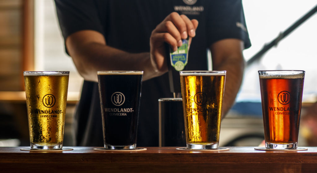 Existen errores al beber cerveza muchos no conocen y llegan a cometer, te decimos cuales son para que seas el mayor experto entre tus amigos.