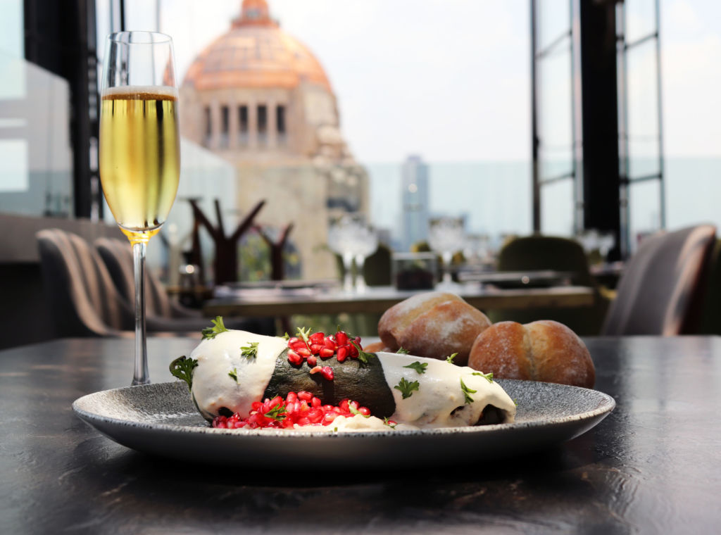 Disfruta de un rico chile en nogada (con la mejor vista) en Arango Cocina de Raíces