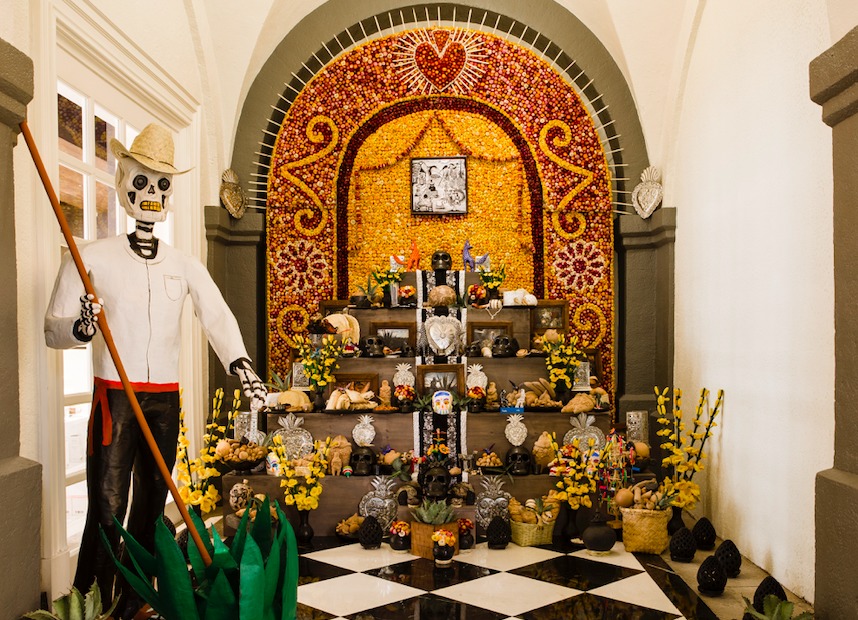 Un altar de Día de Muertos solo está completo con Mezcal Montelobos
