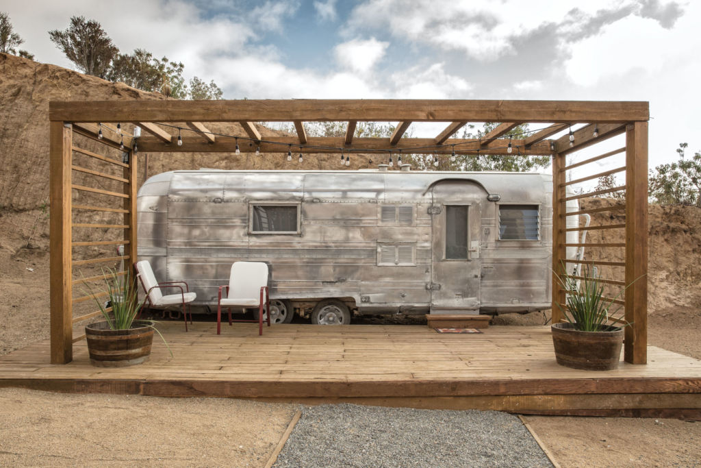 Dormir dentro de un tráiler es la nueva (y más cool) forma de hacer ‘glamping’ en Ensenada