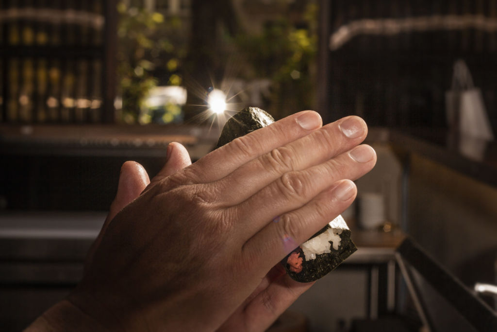 San-Tō: el creativo concepto nipón que te permite comer con las manos (adiós palillos)