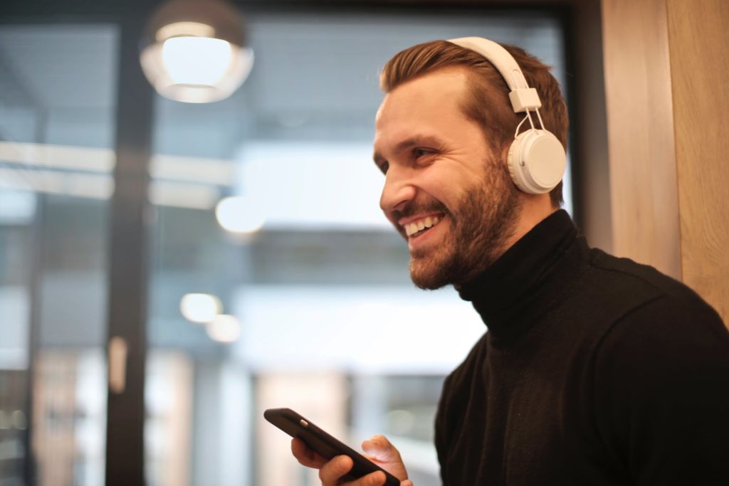 5 Podcasts en Spotify para alegrar tu día en casa