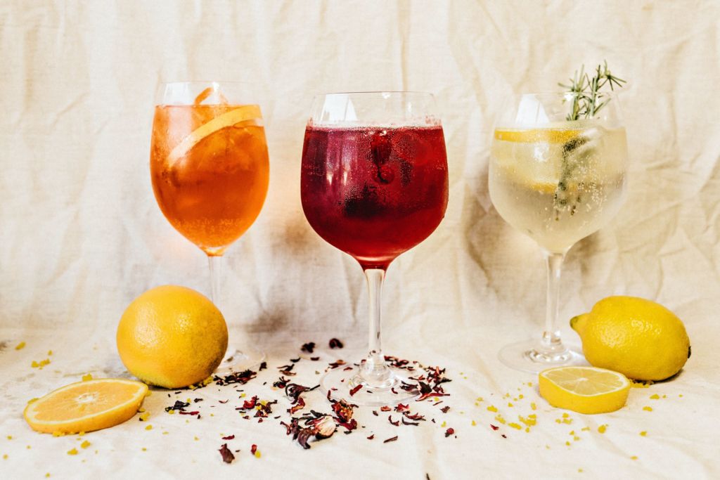 5 recetas de gin & tonic que puedes preparar en casa (ideales para el calor)