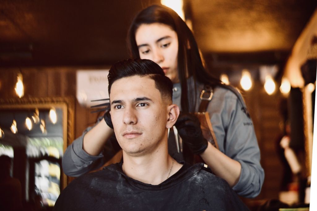 5 tips para cortarle el pelo a tu novio/esposo durante la cuarentena (sin que te acabe odiando)