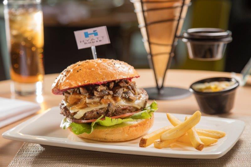 Prepara una suculenta hamburguesa al estilo Hyatt con ingredientes fáciles de conseguir