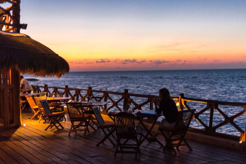 Trabajar desde la playa será tu nueva realidad post-covid (te decimos cómo)