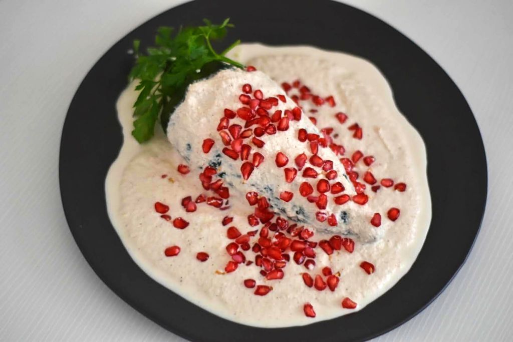 Disfruta del exquisito chile en nogada de El Bajío desde la comodidad de tu hogar