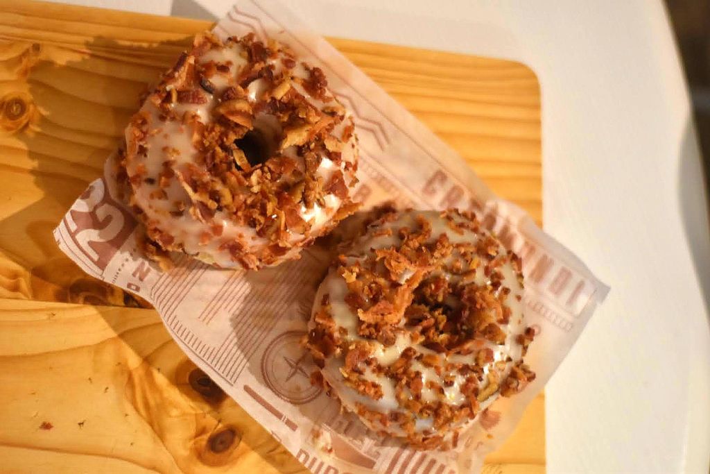Tenemos la receta de las (ya famosas) donas de maple y tocino de Catamundi