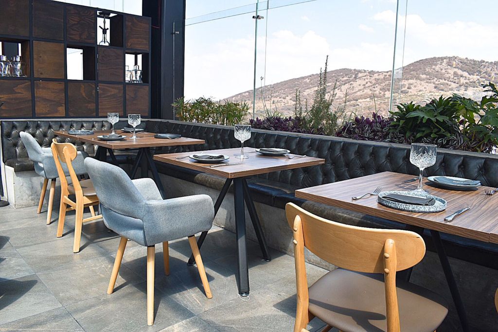 Piso Cuatro: Gastronomía de altura y tragos creativos en una terraza con vista a la montaña