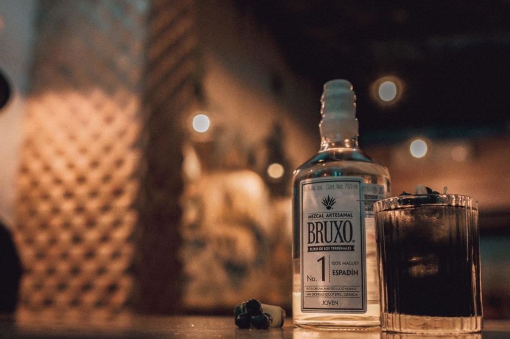 Aprende de mezcal con Bruxo (sus etiquetas enumeradas te convertirán en un experto)