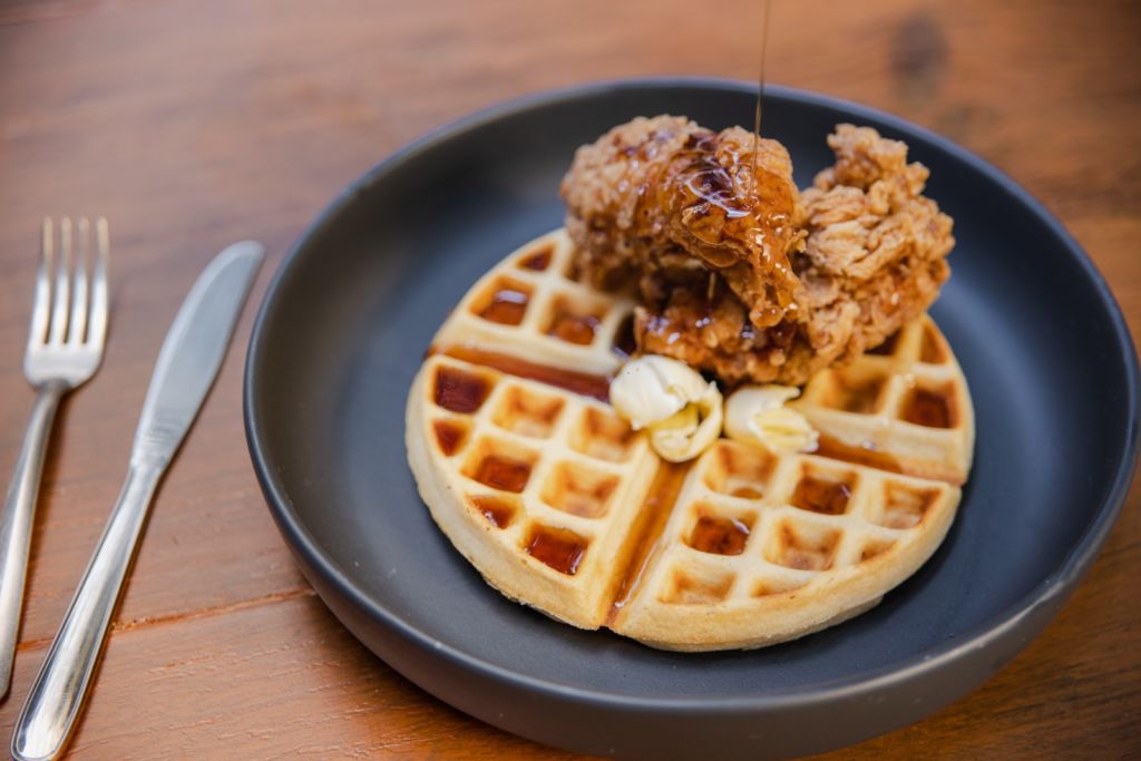 5 restaurantes en la CDMX para desayunar chicken & waffles (crujientes y con mucha miel)