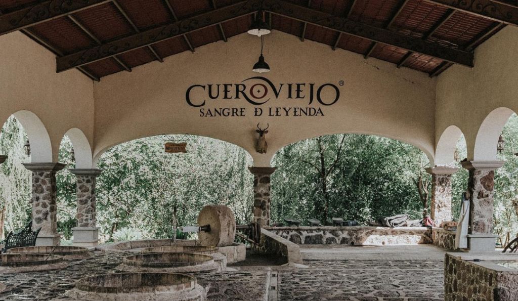 Mezcal Cuero Viejo se renueva con una etiqueta que muestra el legado de la cultura mezcalera.