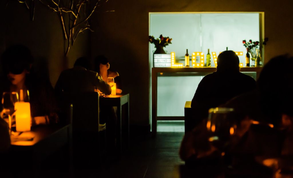Disfruta de una increíble cena a ciegas con The Blind Dinner Experience