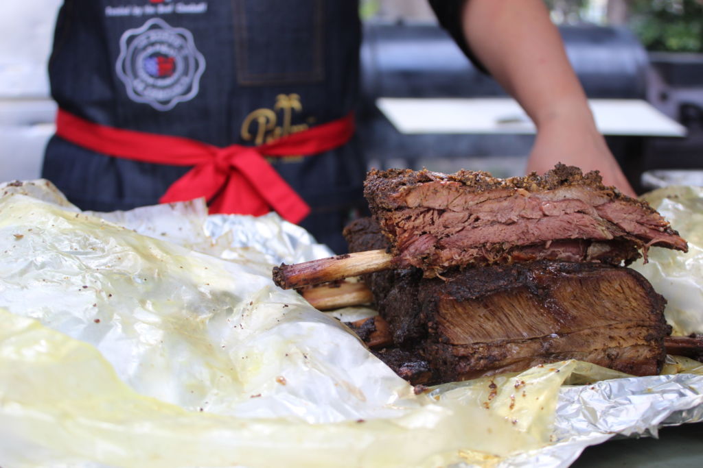 Visita The Palm y deléitate con su BBQ de temporada estilo Louisiana