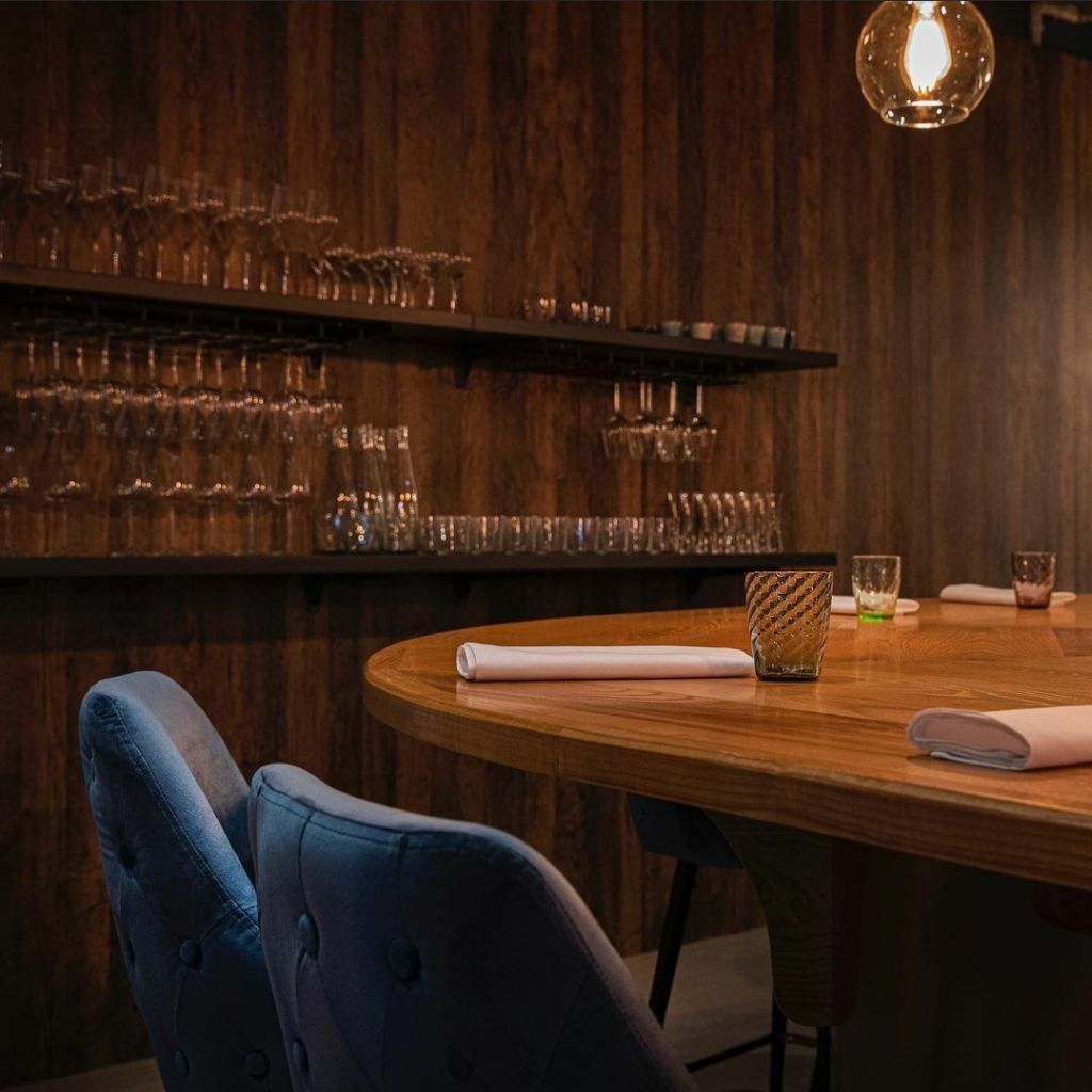 behind-restaurante