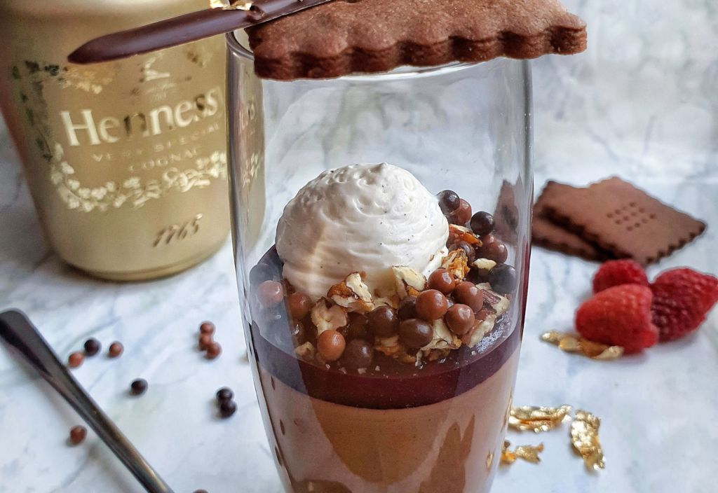 Prepara un rico mousse de chocolate con cognac (digno de un restaurante)