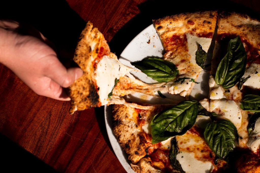 8 ‘pizza spots’ con una exquisita cava para brindar con vino en la CDMX