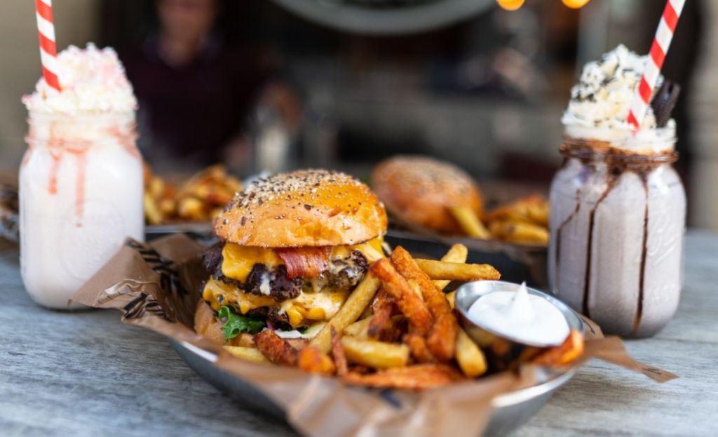 8 restaurantes para tener una cita de hamburguesas y malteadas en la CDMX