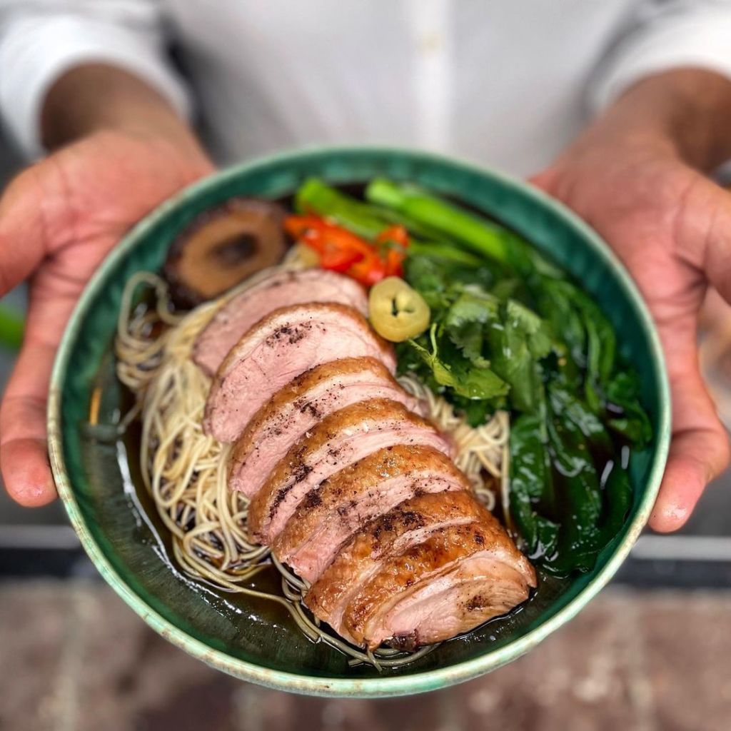 Conoce este patio secreto en la Roma con auténtica comida singapurense y vinos naturales