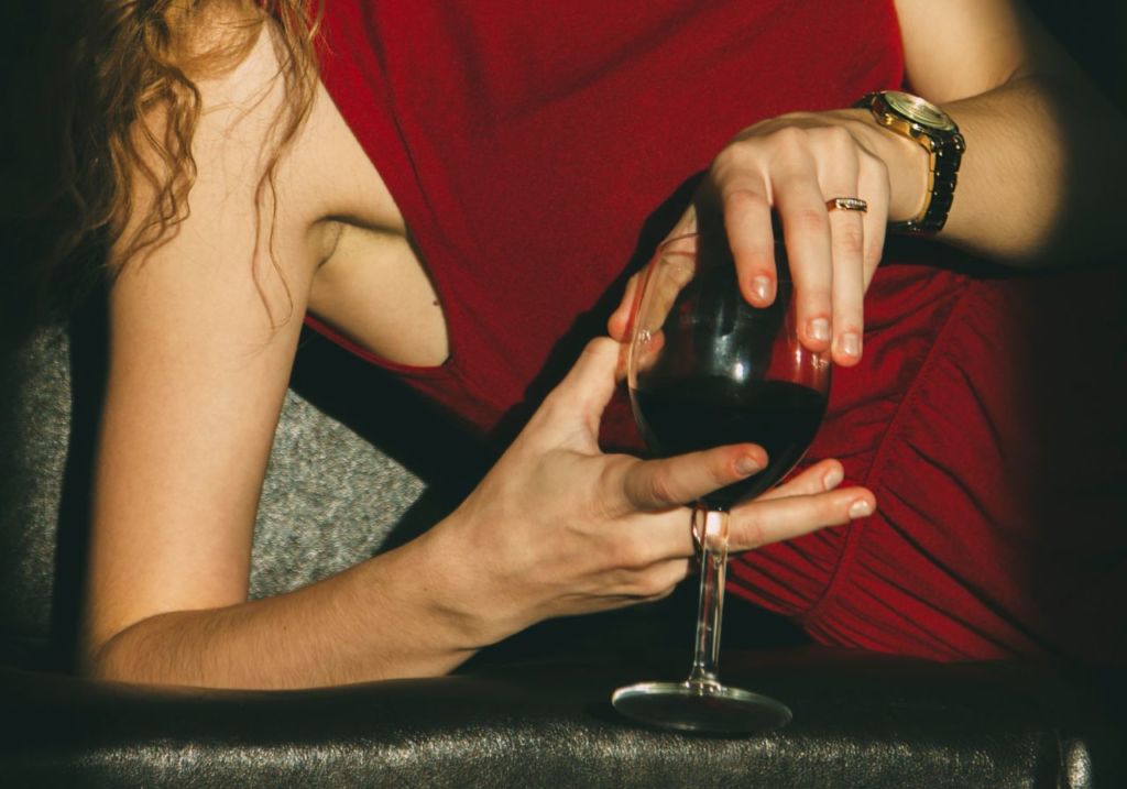 ¡Buenas noticias! Tomar una copa de vino al día podría mejorar tu metabolismo