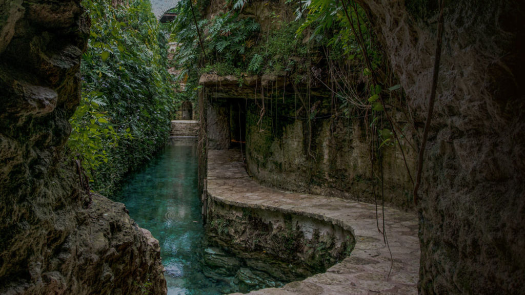 Esta hacienda henequenera te sorprenderá con sus hermosos cenotes en los que podrás nadar