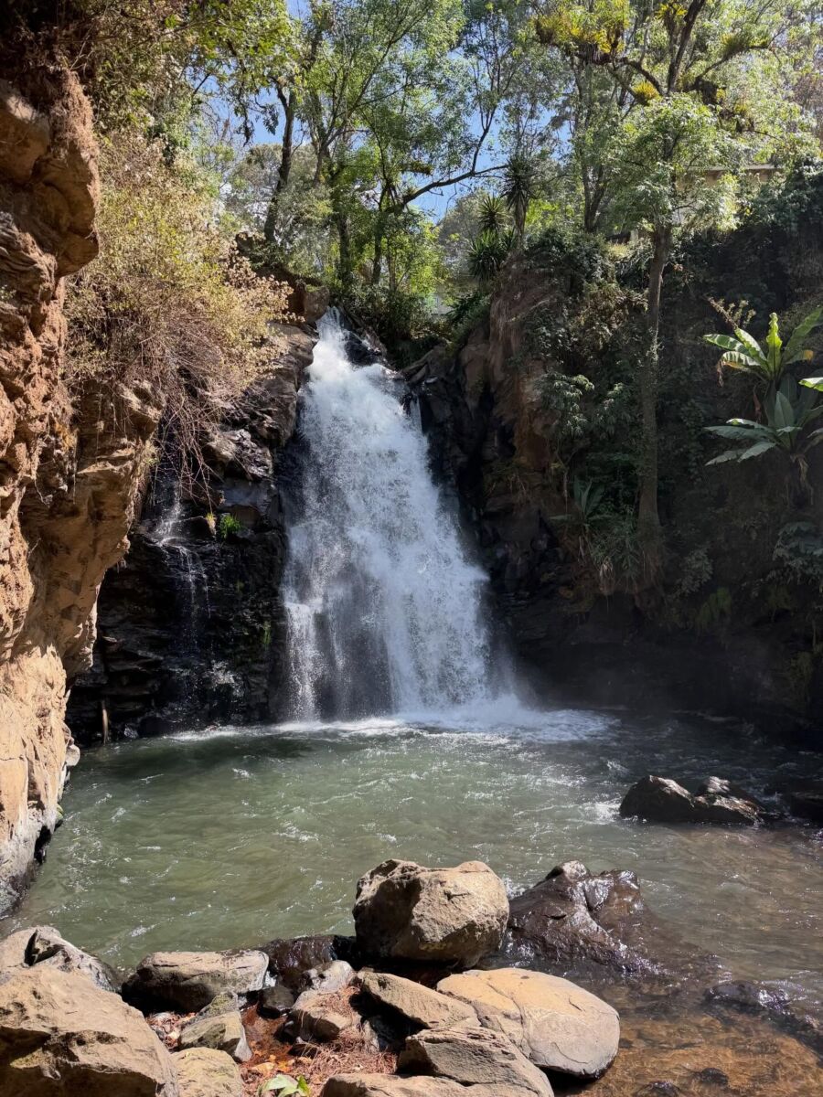 Caída de agua del hotel Mision Grand en Valle de Bravo