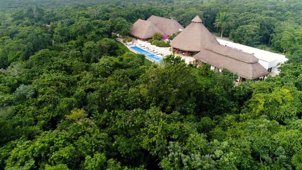 Descubre este impresionante hotel con infinity pool en el corazón de la Selva Maya