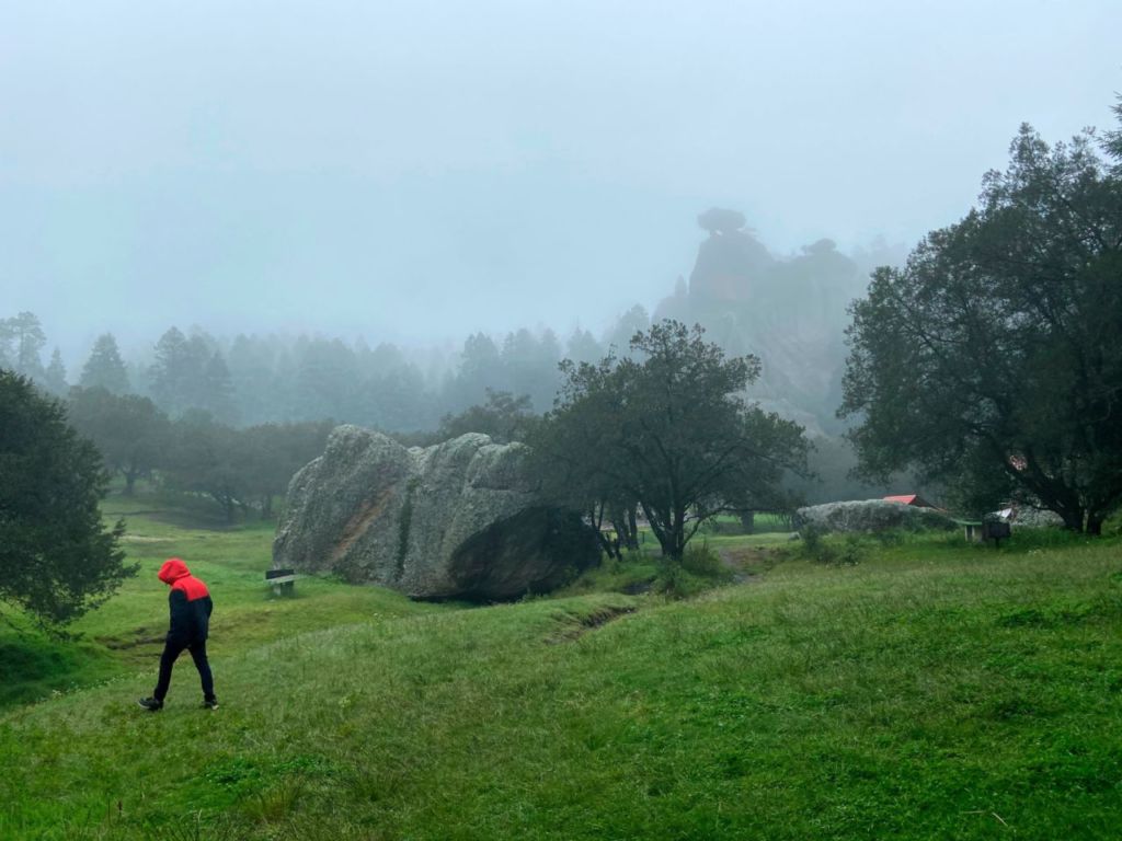Conoce las impresionantes formaciones rocosas de más de 30 metros en Peñas Cargadas en Hidalgo