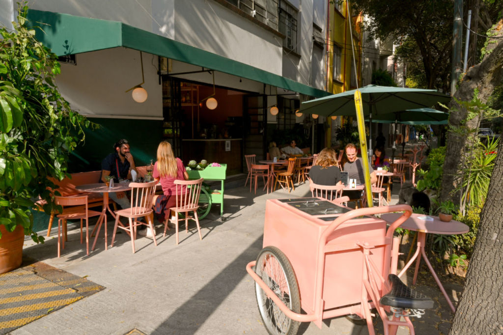 Cuchi: el ‘pink place’ de la Condesa donde encontrarás tortillas y mole rosa