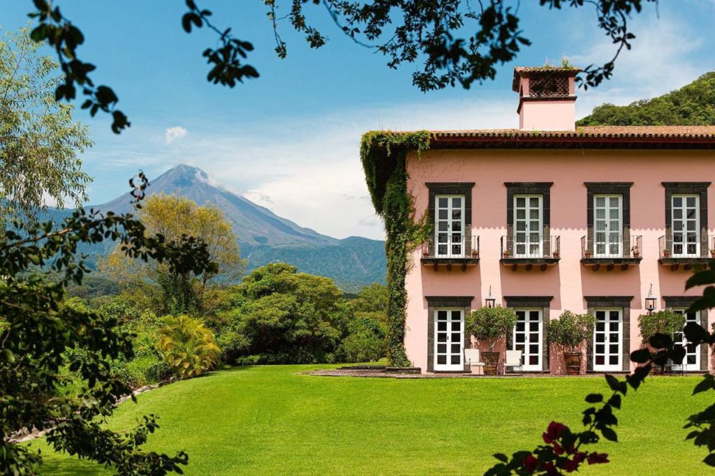 En esta espectacular hacienda de México dormirás a los pies de un imponente volcán