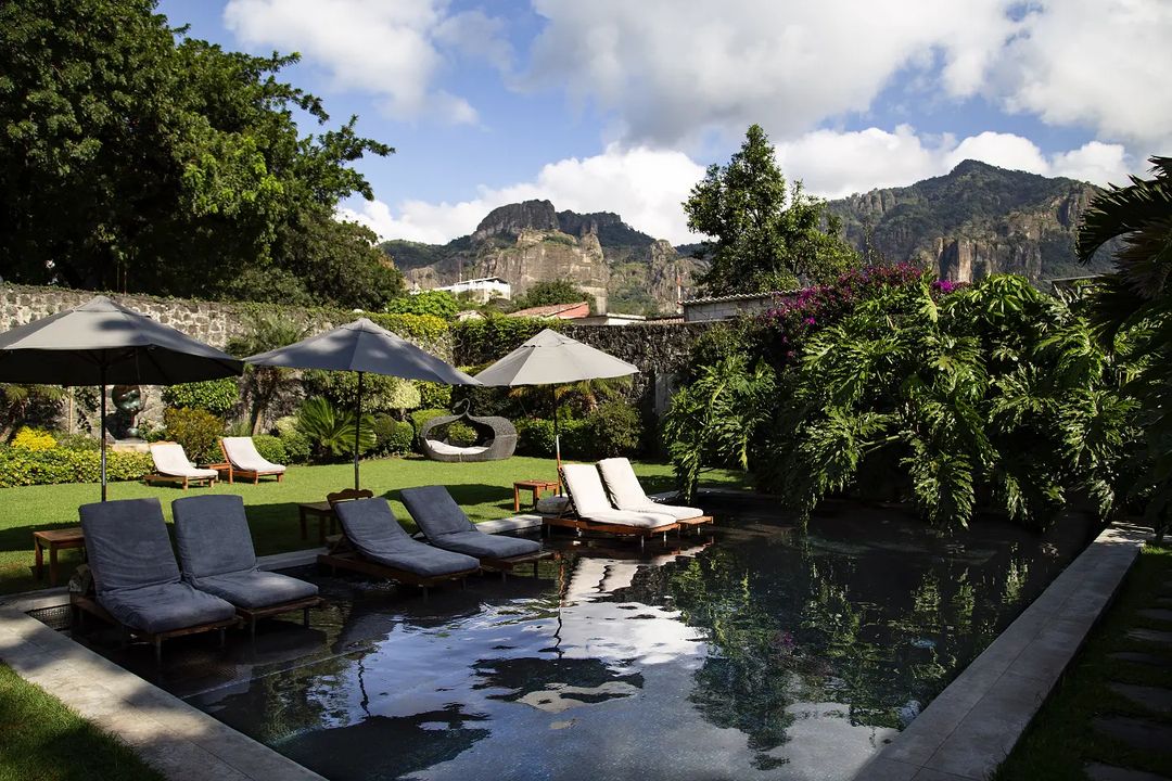 Alberca climatizada con vistas al Tepozteco