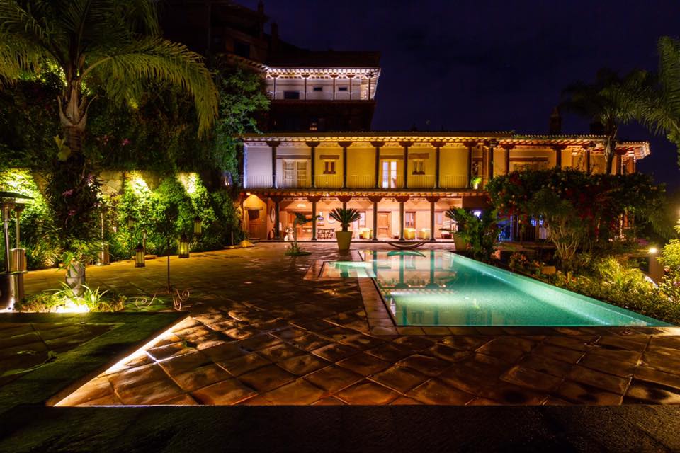 En esta hacienda (a menos de 5 horas de la CDMX) puedes dormir en una hermosa cabaña flotante